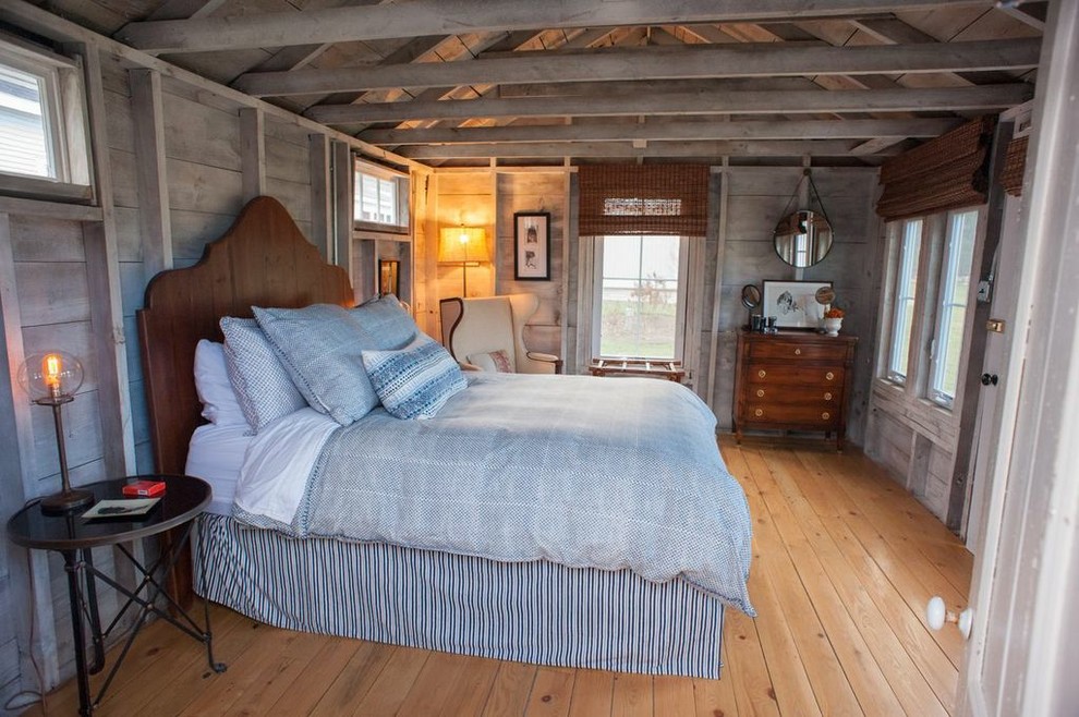 Imagen de dormitorio campestre con suelo de madera en tonos medios