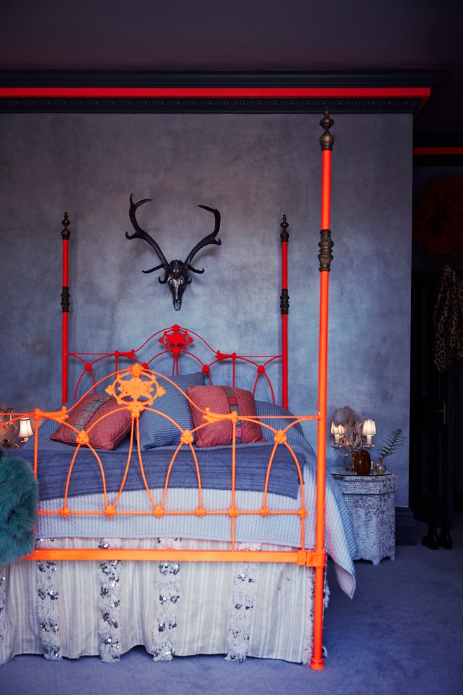 На фото: хозяйская спальня в стиле фьюжн с серыми стенами, ковровым покрытием и синим полом