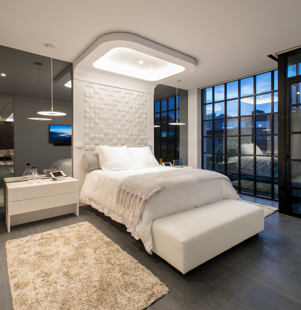 Стильный дизайн: хозяйская спальня среднего размера в современном стиле с полом из керамогранита, серым полом и белыми стенами - последний тренд