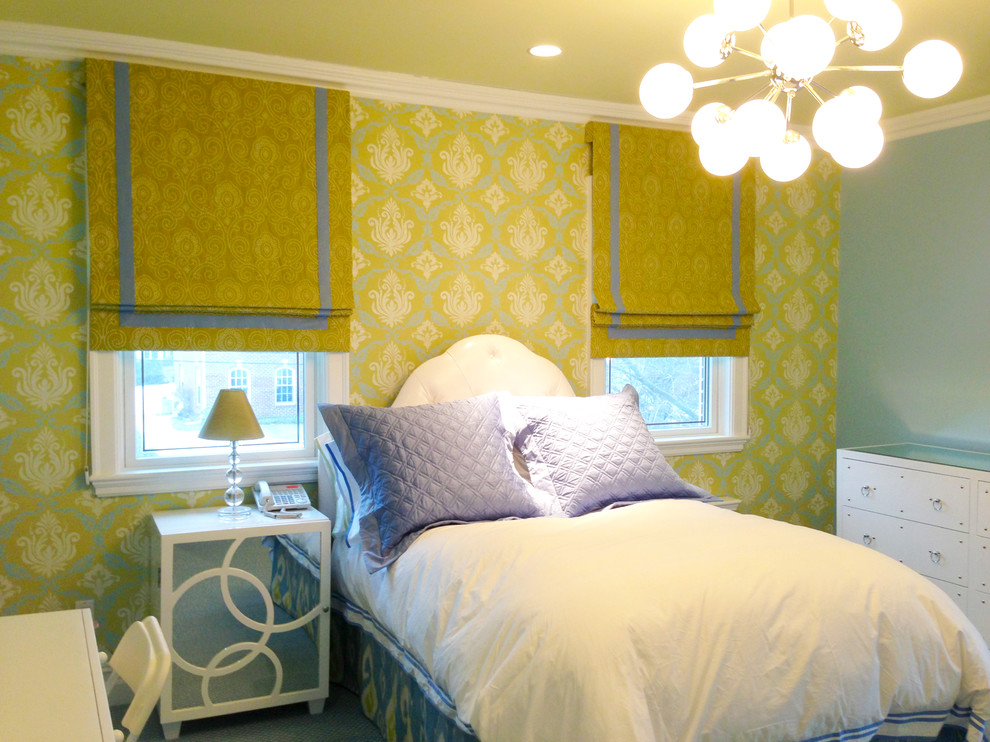 Источник вдохновения для домашнего уюта: гостевая спальня среднего размера, (комната для гостей) в современном стиле с синими стенами и ковровым покрытием без камина
