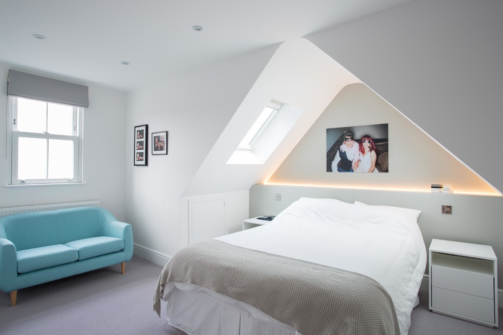 Imagen de dormitorio principal contemporáneo con paredes blancas y moqueta