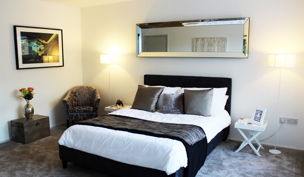 Foto di una camera degli ospiti moderna di medie dimensioni con pareti bianche e moquette