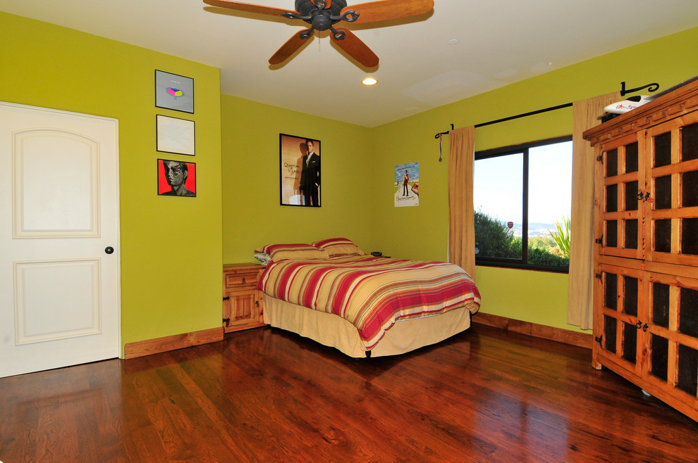 Foto de dormitorio mediterráneo de tamaño medio con suelo de madera en tonos medios