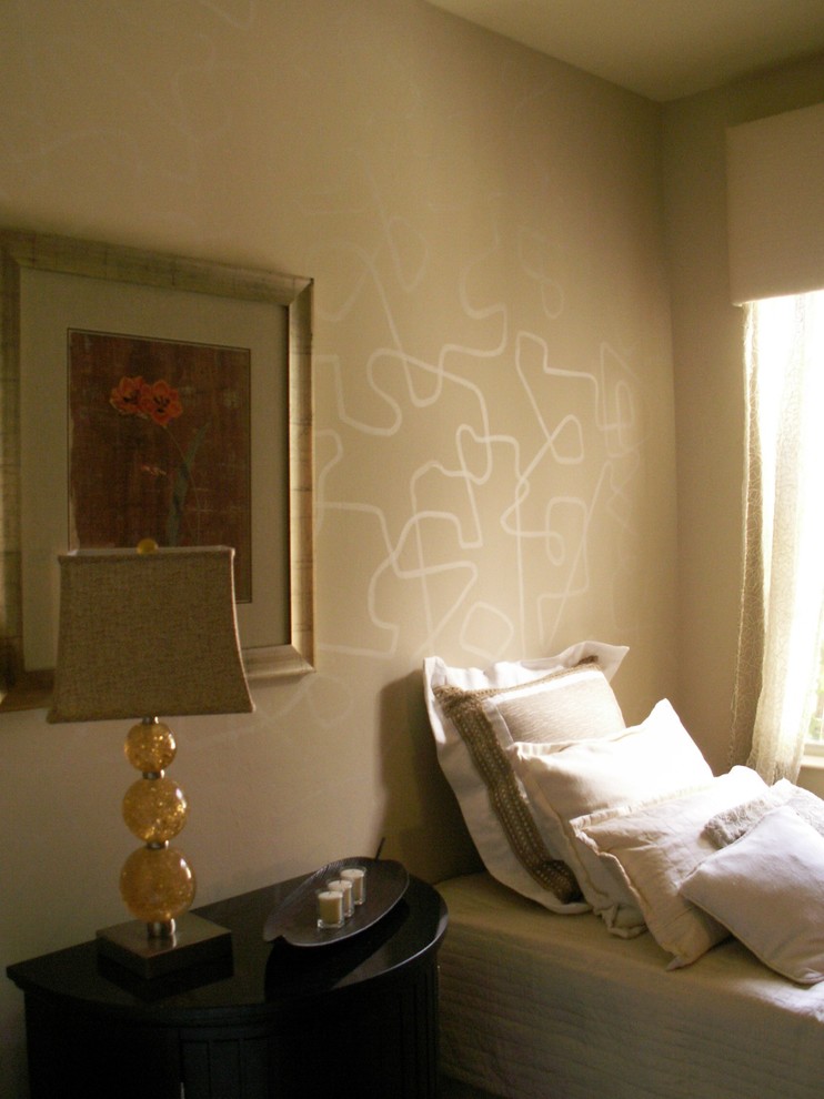 Flat wall paint with a irregular handpainted pattern / iredescent pearl