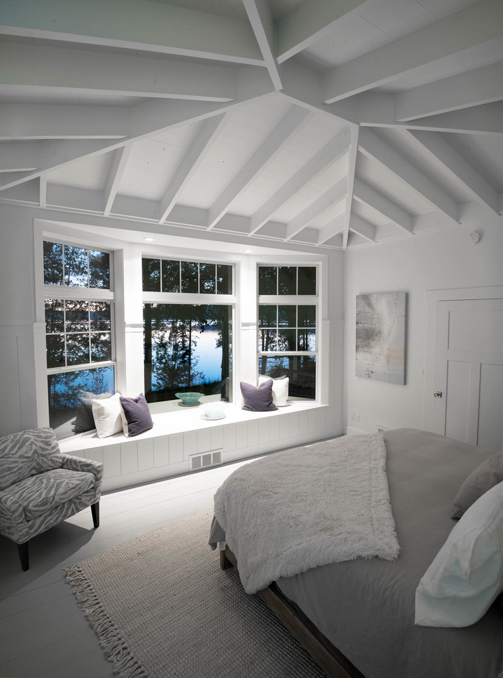 Foto di una camera degli ospiti stile marino di medie dimensioni con pareti bianche, pavimento in legno verniciato, nessun camino e pavimento grigio