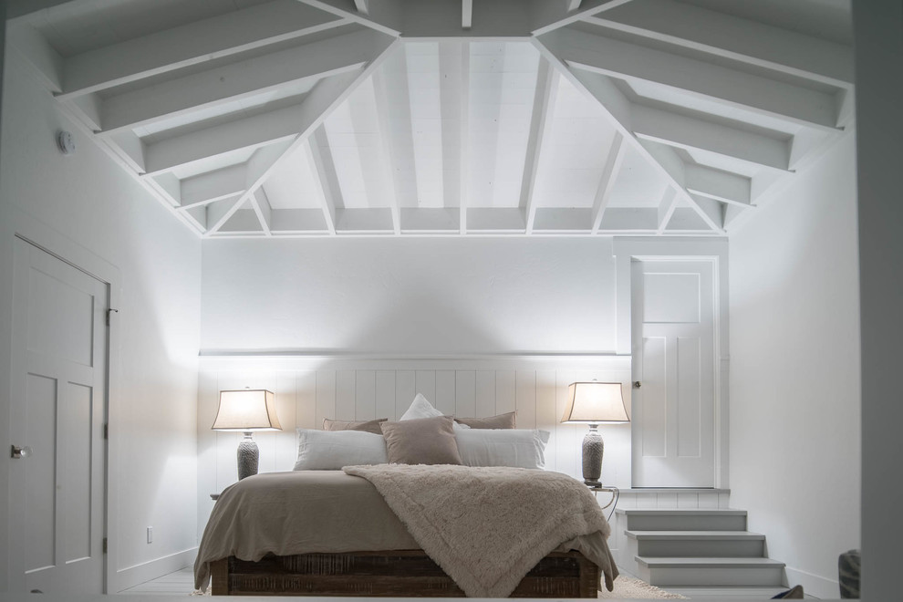 Пример оригинального дизайна: гостевая спальня среднего размера, (комната для гостей) в морском стиле с белыми стенами, деревянным полом и серым полом без камина