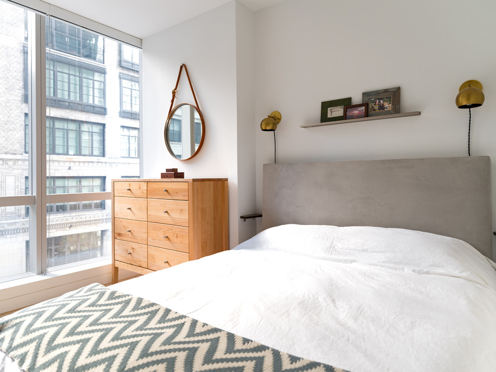 Kleines Modernes Hauptschlafzimmer mit weißer Wandfarbe und Laminat in New York