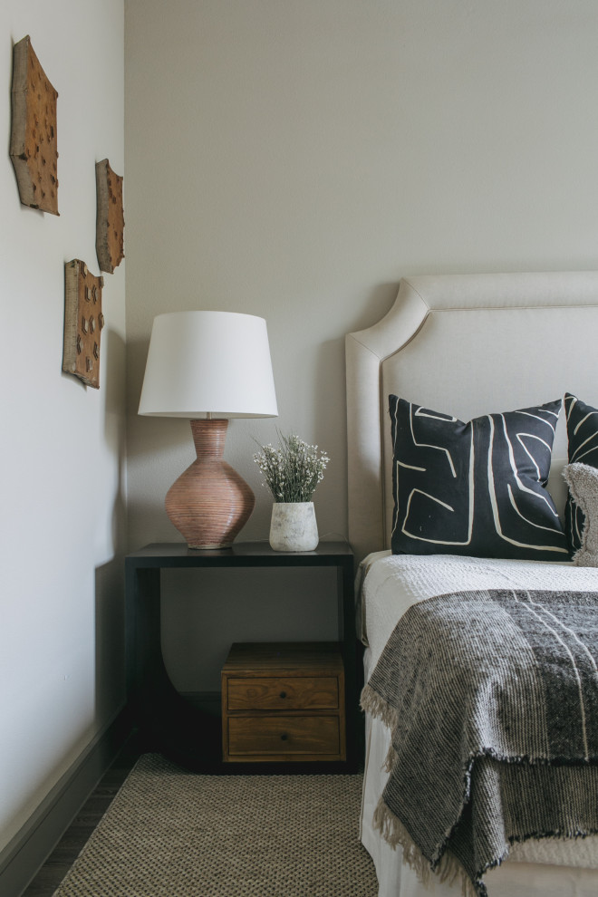 Idéer för mellanstora vintage sovrum, med grå väggar, mörkt trägolv och brunt golv