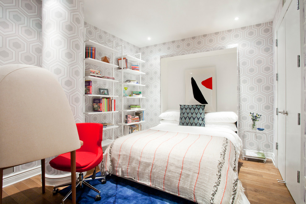Esempio di una piccola camera da letto minimal con pareti multicolore e pavimento in legno massello medio