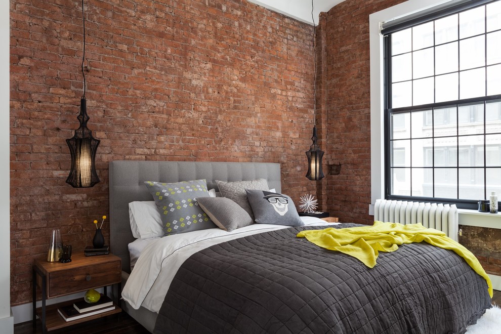 Kleines Industrial Schlafzimmer mit dunklem Holzboden, braunem Boden und roter Wandfarbe in New York