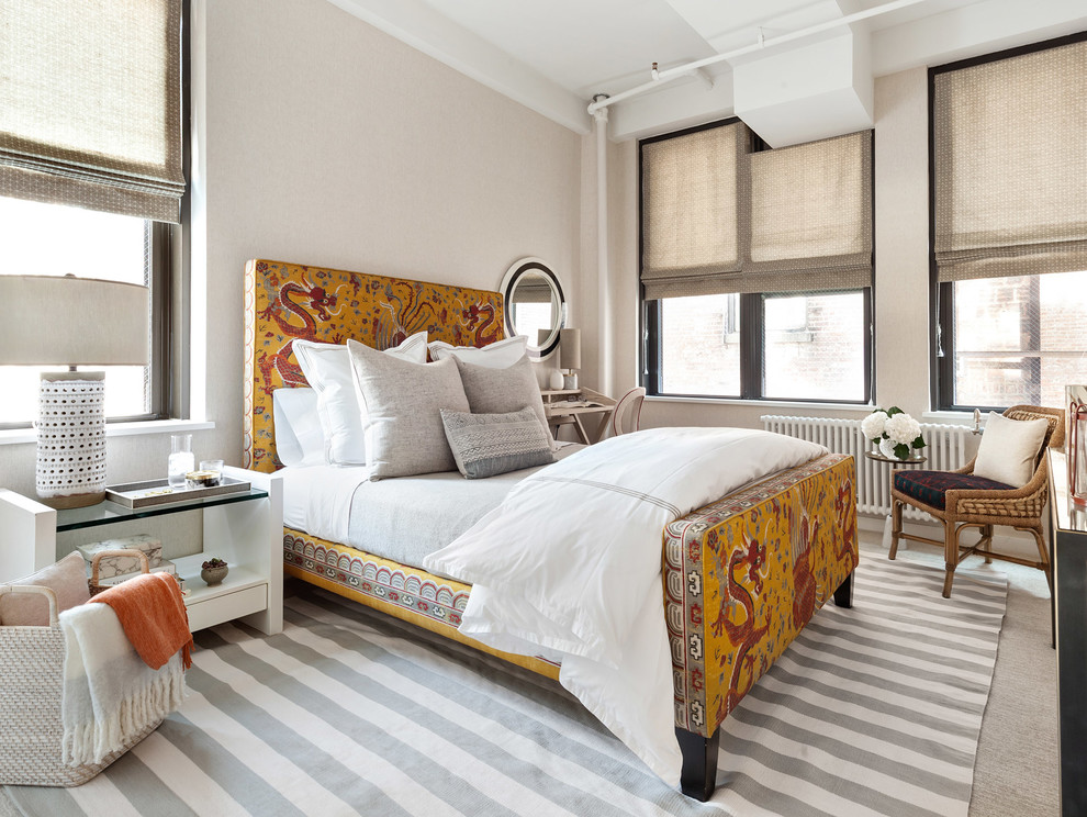 Стильный дизайн: хозяйская спальня в морском стиле с бежевыми стенами и ковровым покрытием - последний тренд
