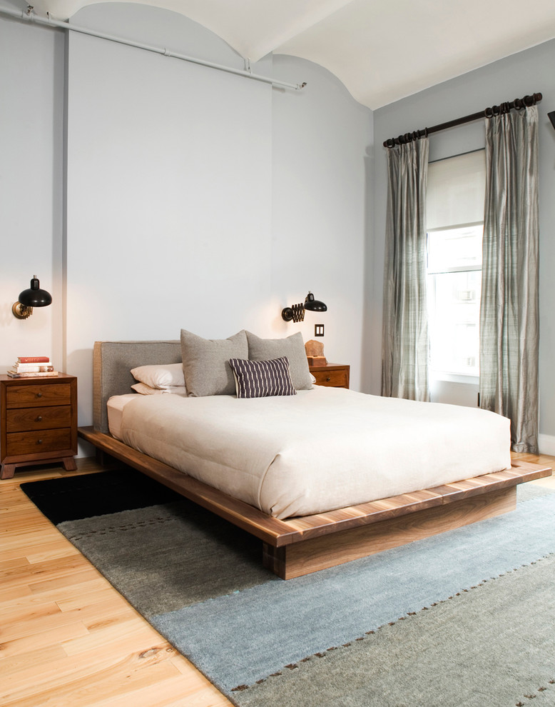 Foto de dormitorio principal bohemio grande sin chimenea con paredes grises y suelo de madera clara
