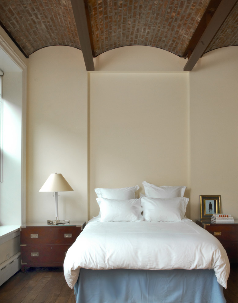 Imagen de dormitorio contemporáneo con paredes beige y suelo de madera oscura