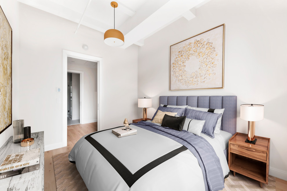 На фото: хозяйская спальня среднего размера в стиле неоклассика (современная классика) с белыми стенами, светлым паркетным полом, бежевым полом и кессонным потолком с