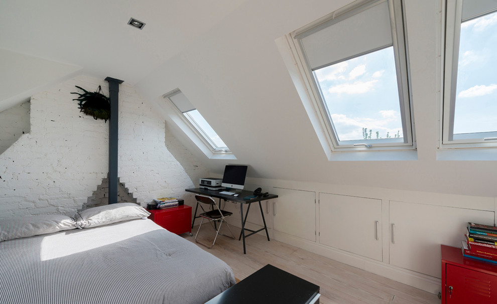 Foto di una camera da letto vittoriana di medie dimensioni con pareti bianche