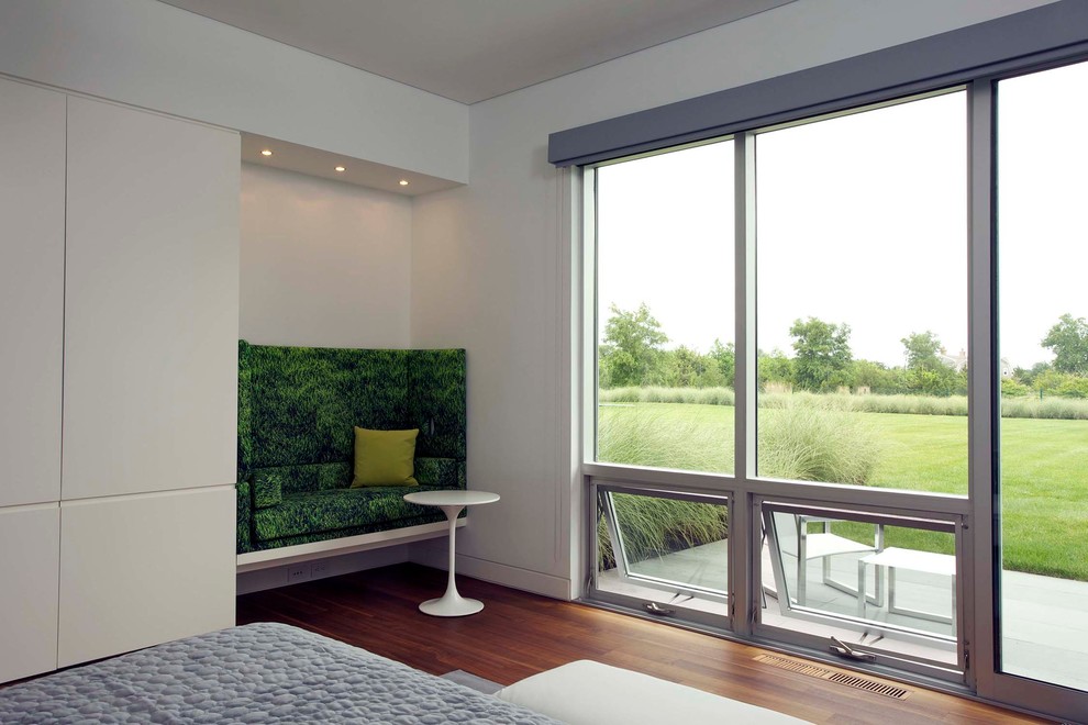 Idee per una grande camera degli ospiti design con pareti bianche e pavimento in legno massello medio