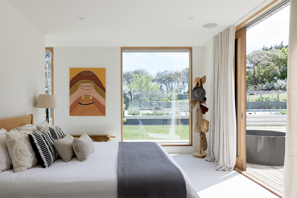 Skandinavisches Schlafzimmer ohne Kamin mit weißer Wandfarbe in Melbourne