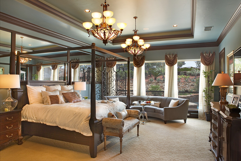 Свежая идея для дизайна: спальня в средиземноморском стиле с синими стенами и ковровым покрытием - отличное фото интерьера