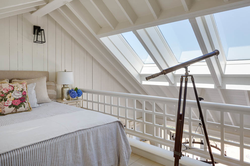 Modelo de dormitorio tipo loft costero de tamaño medio sin chimenea con paredes blancas y techo inclinado