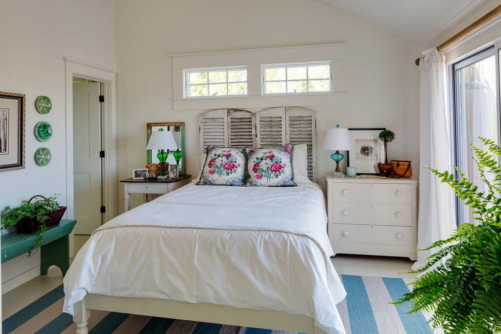 Пример оригинального дизайна: гостевая спальня среднего размера, (комната для гостей) в морском стиле с белыми стенами и полом из керамической плитки без камина