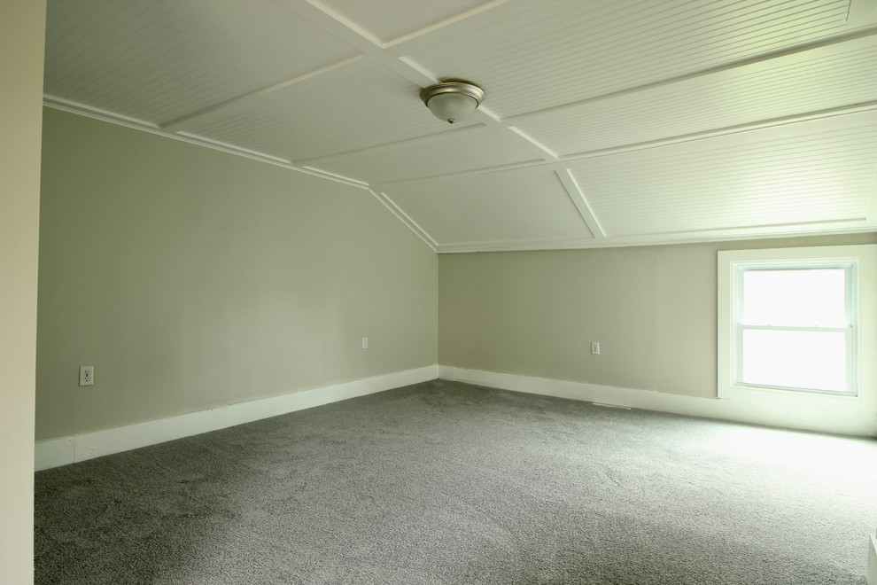 Idéer för mellanstora lantliga gästrum, med grå väggar, heltäckningsmatta och grått golv