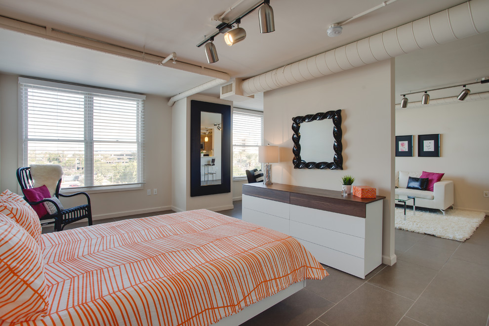 フェニックスにある小さなコンテンポラリースタイルのおしゃれな主寝室 (白い壁、暖炉なし、磁器タイルの床、グレーの床) のレイアウト