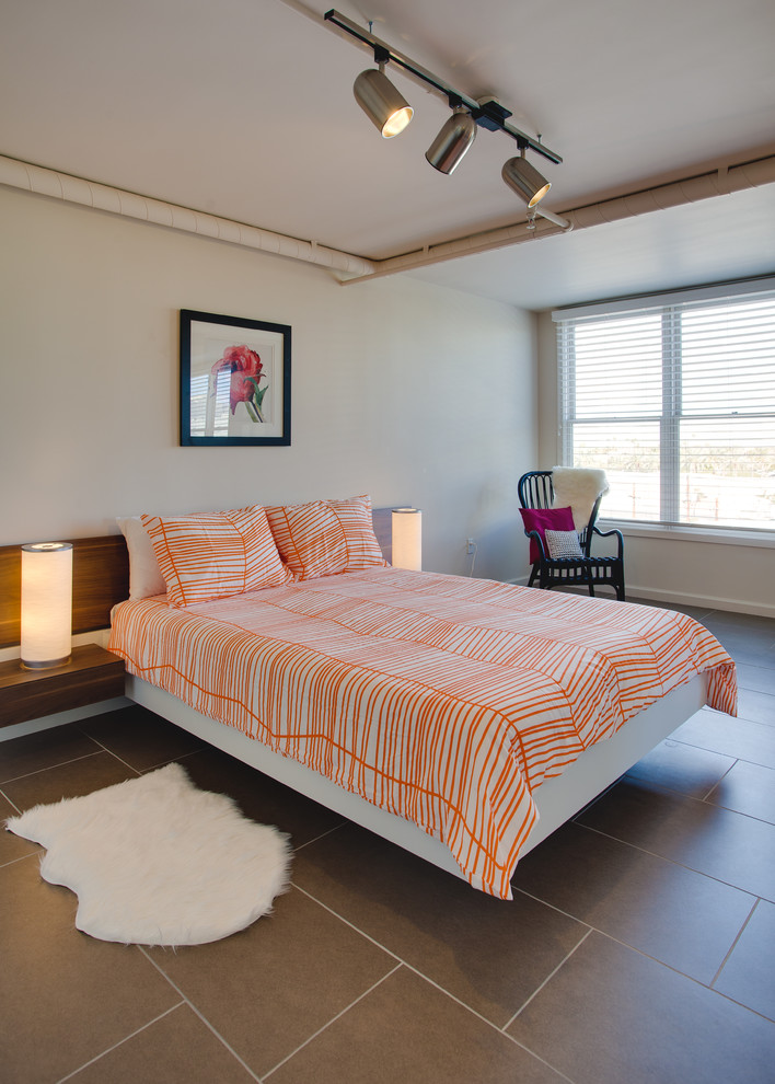 Diseño de dormitorio principal minimalista pequeño con paredes blancas y suelo de baldosas de porcelana