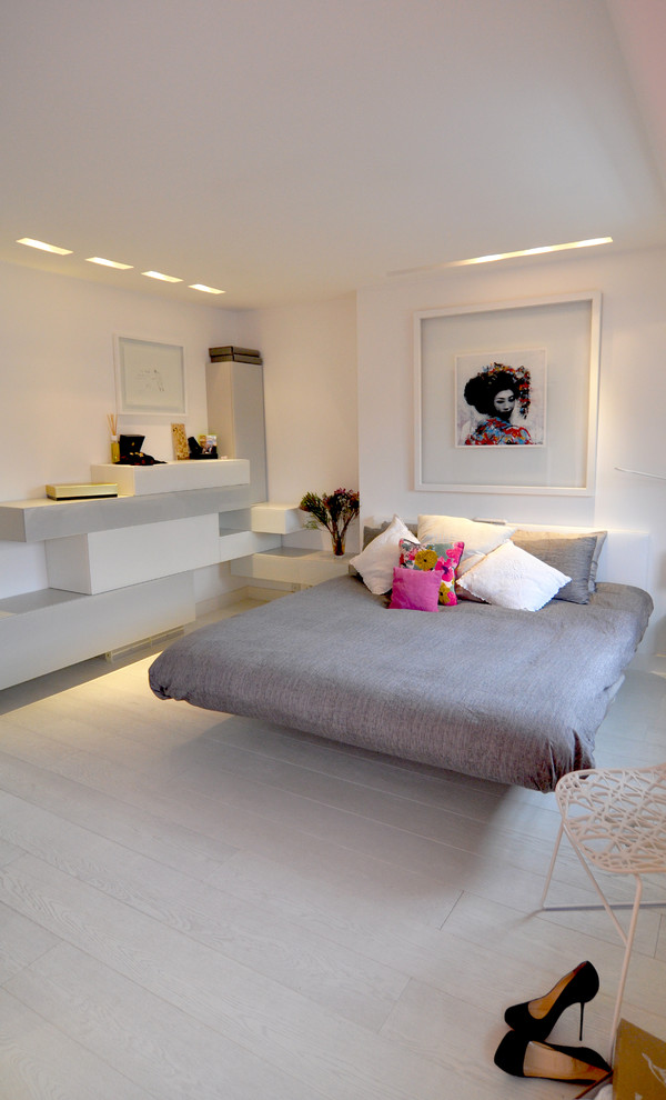 Skandinavisches Schlafzimmer ohne Kamin mit weißer Wandfarbe, hellem Holzboden und beigem Boden in London