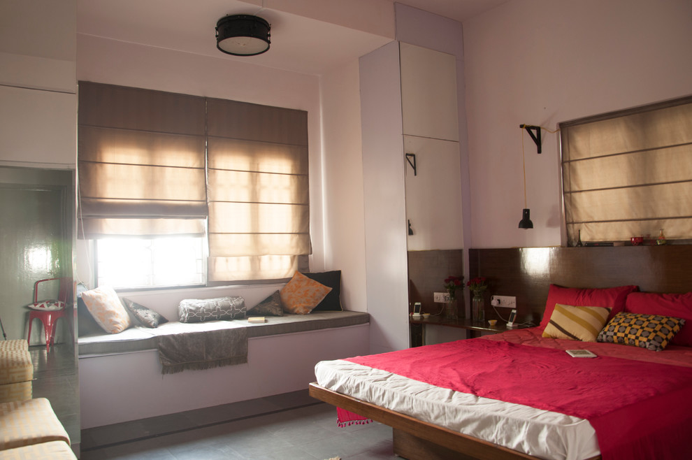 На фото: хозяйская спальня среднего размера в восточном стиле с белыми стенами и полом из сланца без камина