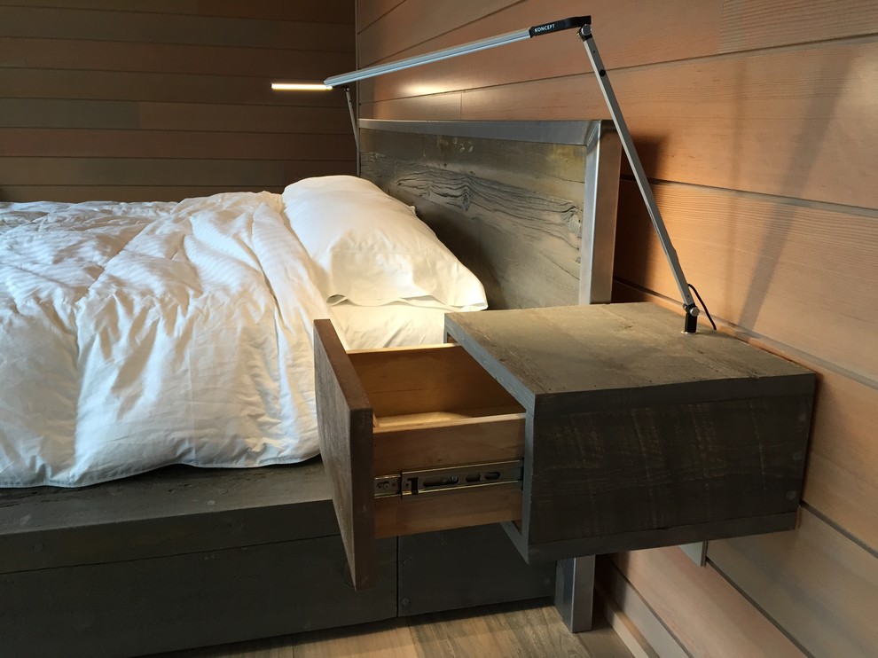 Свежая идея для дизайна: большая хозяйская спальня в современном стиле с коричневыми стенами и светлым паркетным полом без камина - отличное фото интерьера