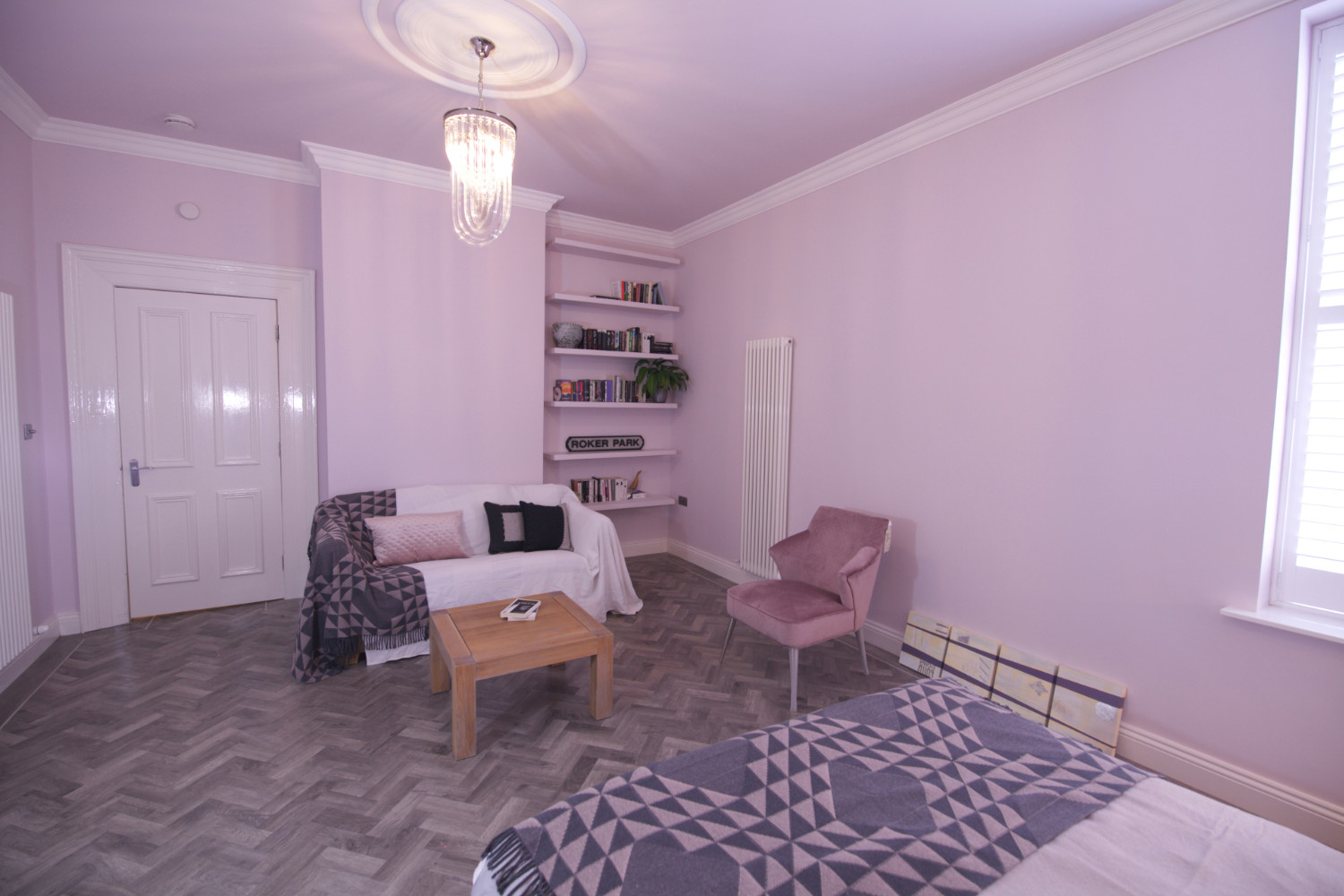 紫のおしゃれな寝室 ピンクの壁 のインテリア画像 75選 22年10月 Houzz ハウズ