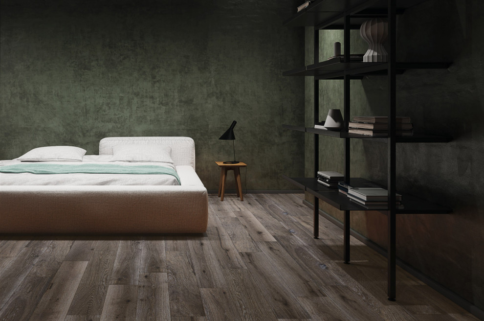 Imagen de dormitorio principal minimalista con paredes verdes, suelo de corcho, suelo marrón y panelado