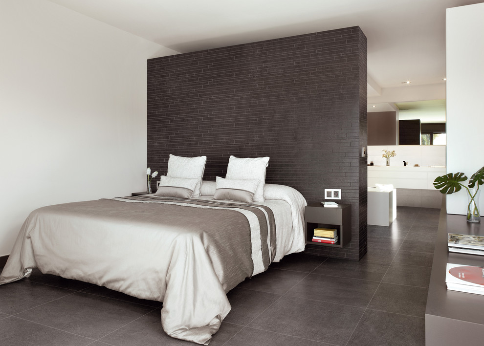 Imagen de dormitorio principal minimalista con paredes blancas y suelo de baldosas de porcelana