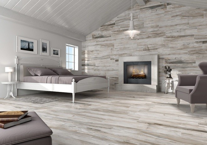 Источник вдохновения для домашнего уюта: большая хозяйская спальня в современном стиле с серыми стенами, полом из керамогранита, стандартным камином и фасадом камина из бетона