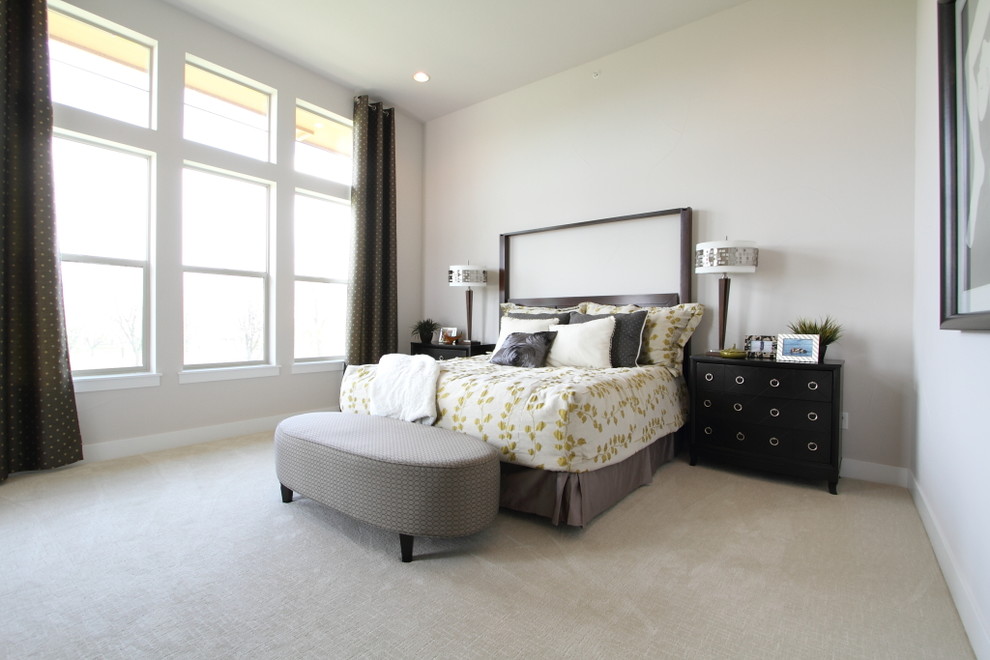 Пример оригинального дизайна: большая хозяйская спальня в стиле неоклассика (современная классика) с бежевыми стенами, ковровым покрытием и серым полом без камина