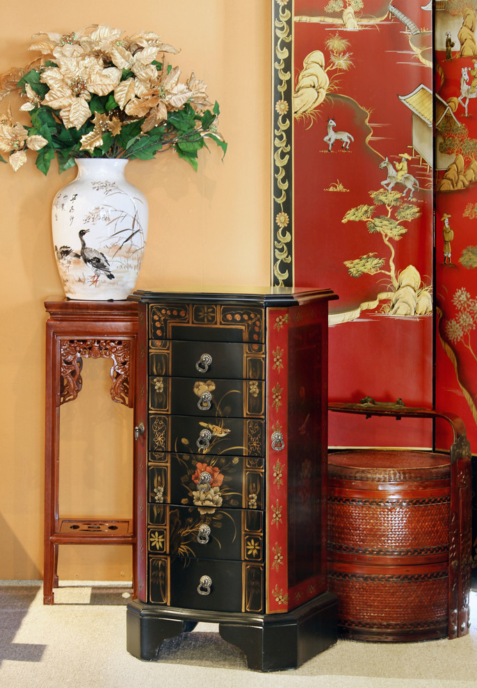 Foto de habitación de invitados asiática pequeña con paredes beige y moqueta