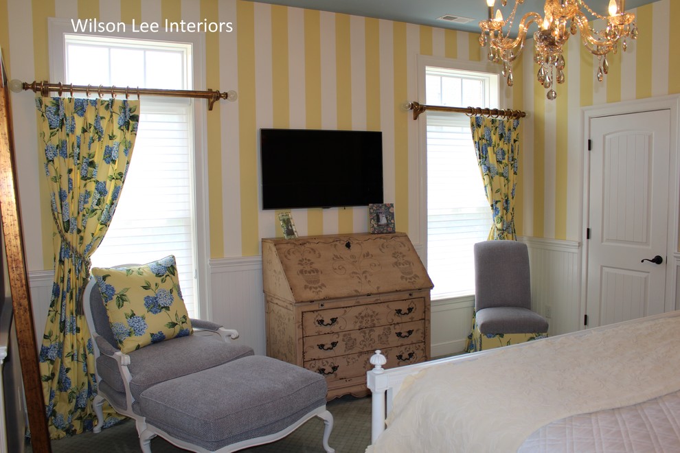 Ejemplo de habitación de invitados campestre de tamaño medio sin chimenea con paredes amarillas y moqueta