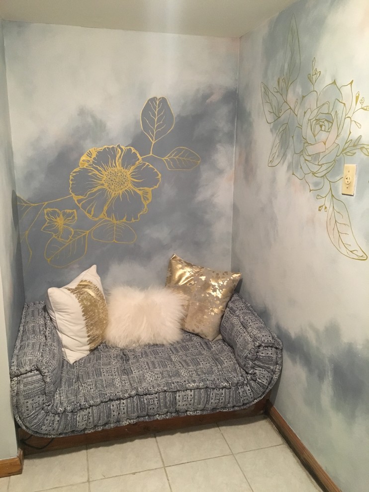 Foto di una piccola camera da letto design con pareti multicolore