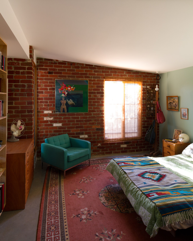 Cette image montre une chambre chalet de taille moyenne avec sol en béton ciré et un mur vert.