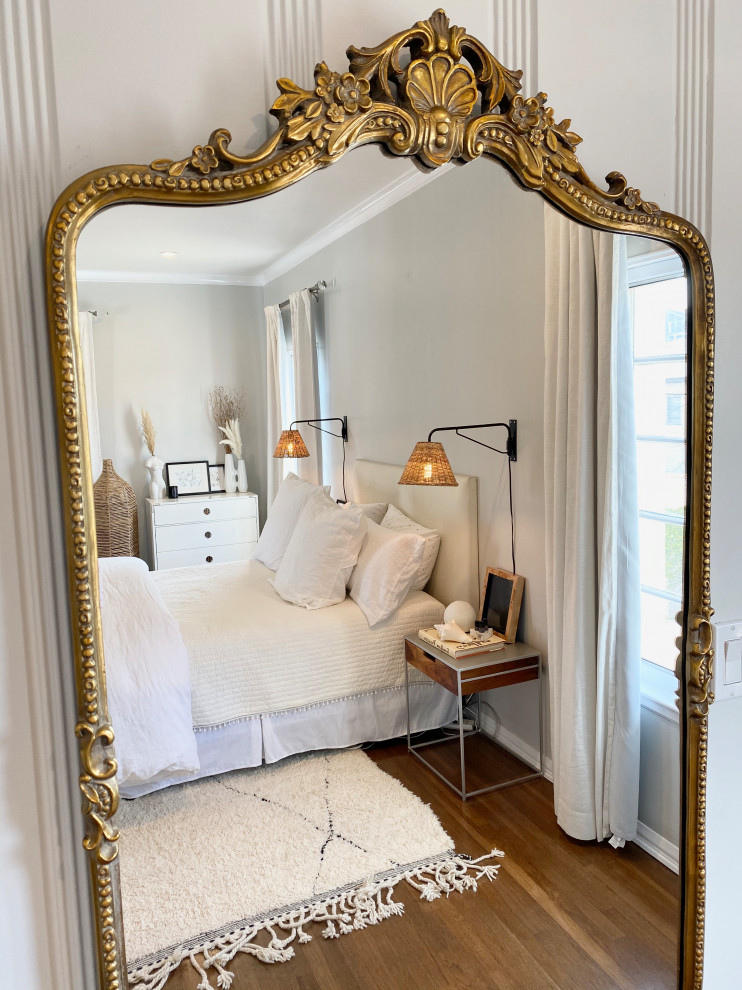 Ejemplo de dormitorio principal nórdico de tamaño medio con paredes grises, suelo de madera en tonos medios y suelo marrón