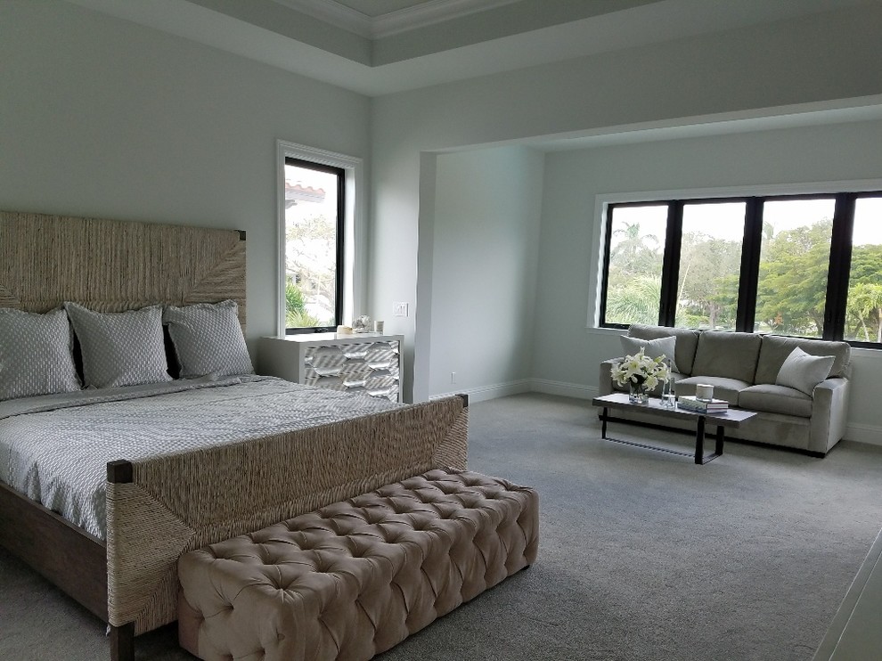 Idee per una grande camera matrimoniale mediterranea con pareti bianche, moquette e pavimento grigio