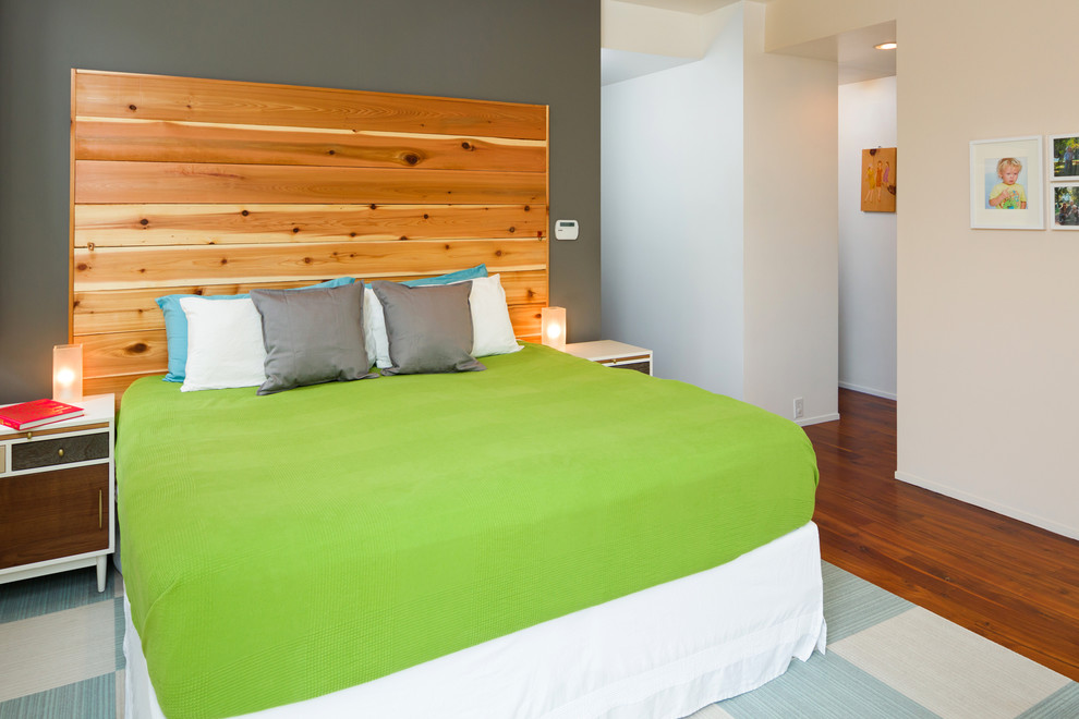 Modernes Schlafzimmer mit weißer Wandfarbe und dunklem Holzboden in Atlanta
