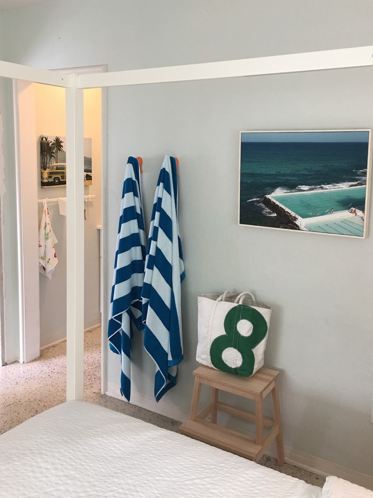 Esempio di una piccola camera degli ospiti stile marino con pareti verdi e pavimento grigio