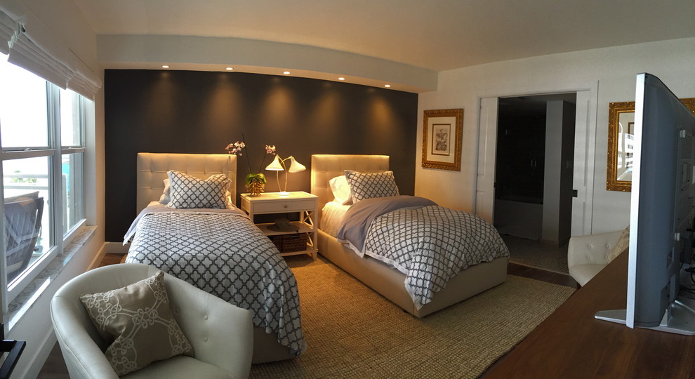 Aménagement d'une grande chambre d'amis contemporaine avec un mur gris et un sol en bois brun.