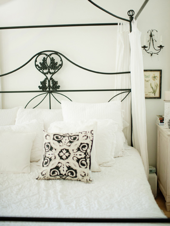Стильный дизайн: хозяйская спальня среднего размера в средиземноморском стиле с белыми стенами и паркетным полом среднего тона - последний тренд