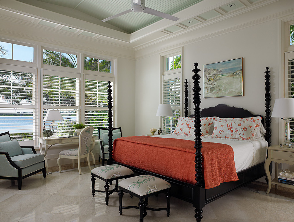 Imagen de dormitorio tropical con paredes blancas y con escritorio