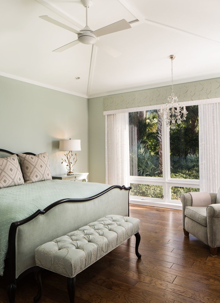 Idee per una camera matrimoniale classica di medie dimensioni con pareti verdi e pavimento in legno massello medio