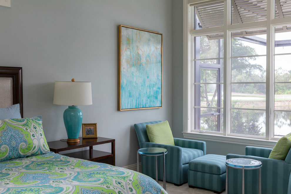 Immagine di una camera matrimoniale stile marinaro di medie dimensioni con moquette, pavimento grigio e pareti blu
