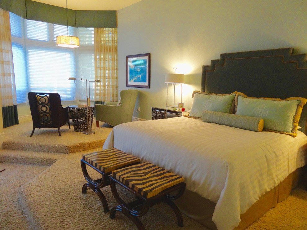 Großes Klassisches Hauptschlafzimmer ohne Kamin mit grüner Wandfarbe und Teppichboden in Orange County