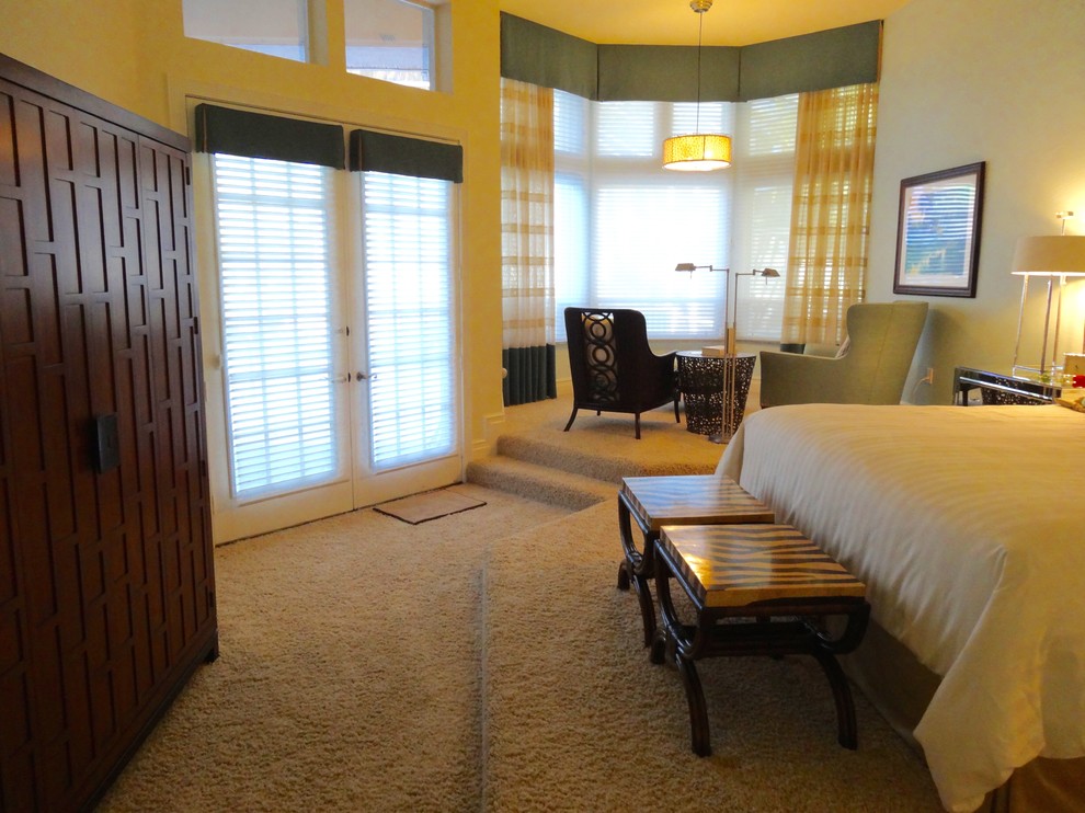 Imagen de dormitorio principal clásico renovado grande sin chimenea con paredes verdes y moqueta